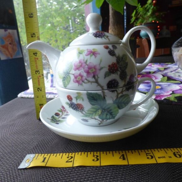 VTG FIELDER PORCELAIN TEAPOT AND CUP / SAUCER STACKED SET BERRY & FLORAL DESIGN - Picture 12 of 15